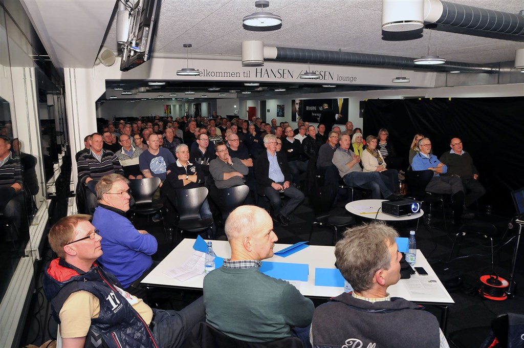 Publikum lytter interessert
(Foto: rallypics.dk – Viggo Johansen)
